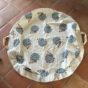 3 Sprouts Hedgehog Play Mat with Velcro Closure and Carry Handles